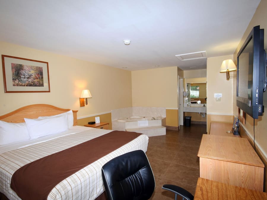Standard Room, 1 King Bed, Smoking, Jetted Tub | Desk, iron/ironing board, free WiFi, alarm clocks