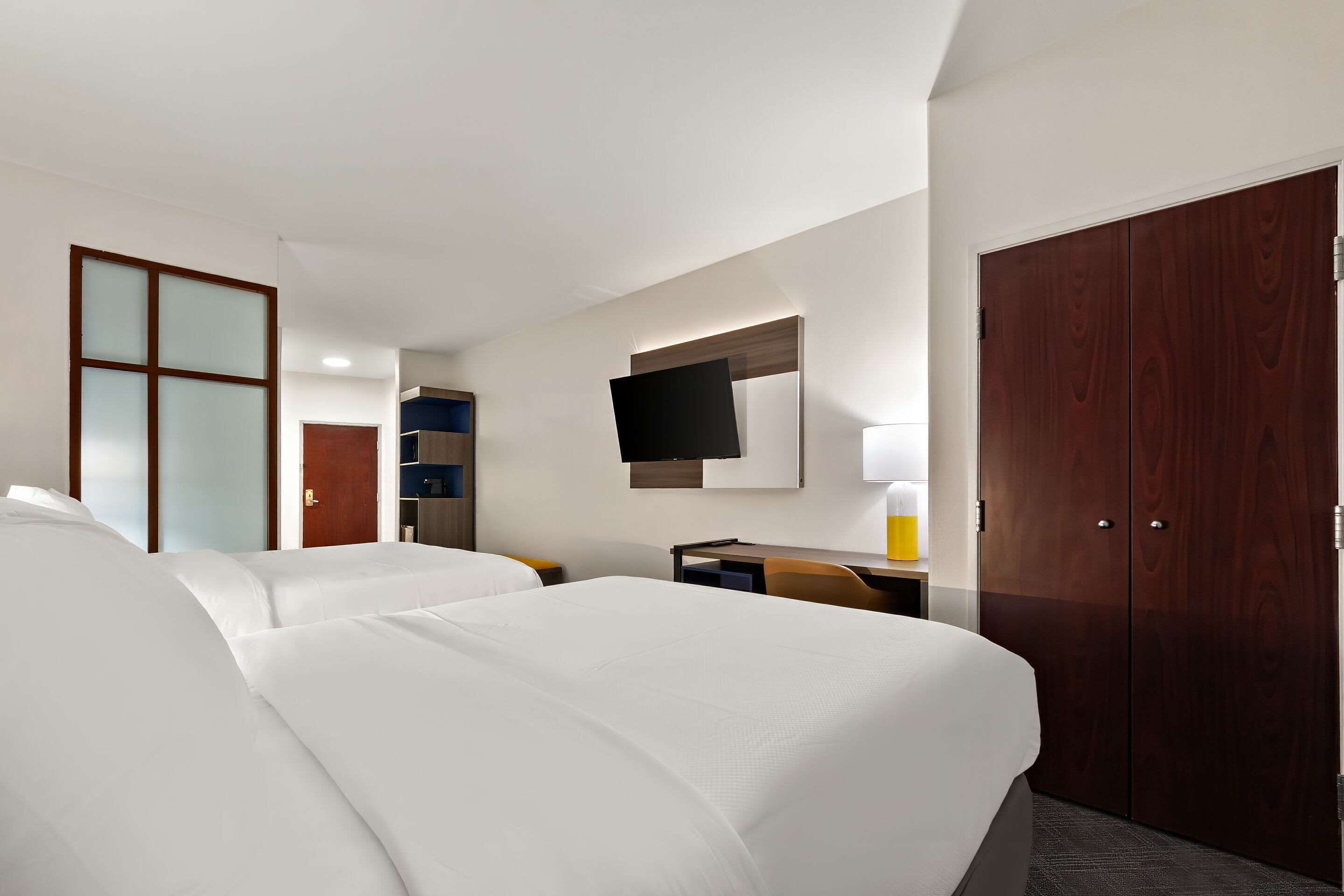 suite, non smoking | desk, iron/ironing board, free cots/infant beds, free wifi