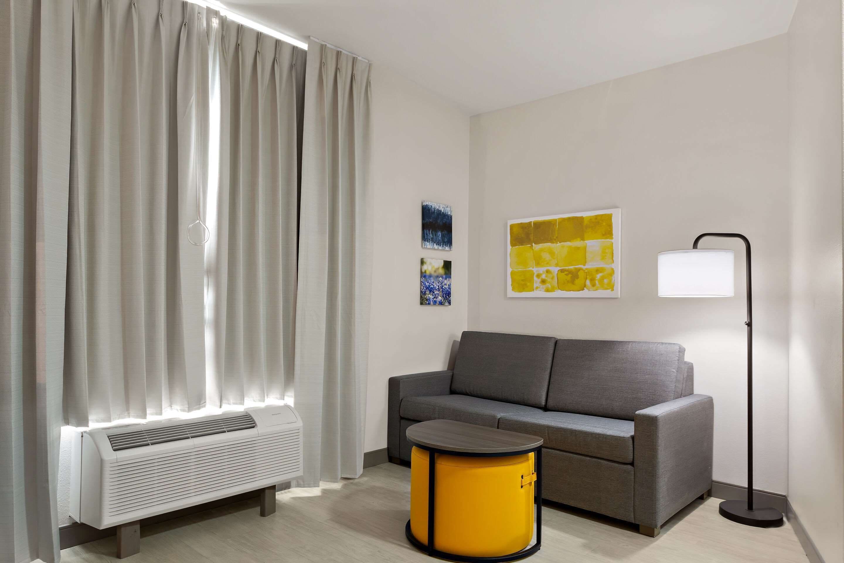 Suite, 1 kingsize bed met slaapbank, toegankelijk voor mindervaliden, niet-roken | Een bureau, een strijkplank/strijkijzer, gratis babybedden, gratis wifi