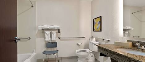 Une salle de bain moderne avec une baignoire, des toilettes et un lavabo.