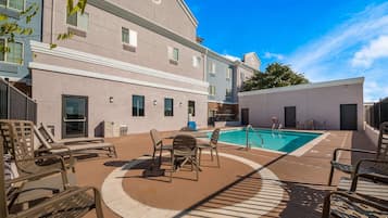 Una piscina al aire libre de temporada