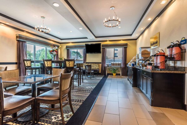 Free daily continental breakfast - Days Inn & Suites by Wyndham Mineral Wells (Mineral Wells)