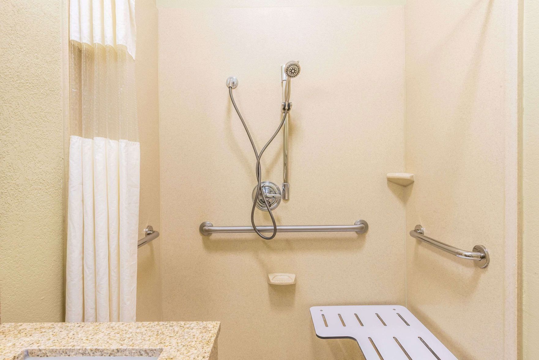 Baño | Tina con regadera, amenidades de baño gratuitas, secadora de cabello 