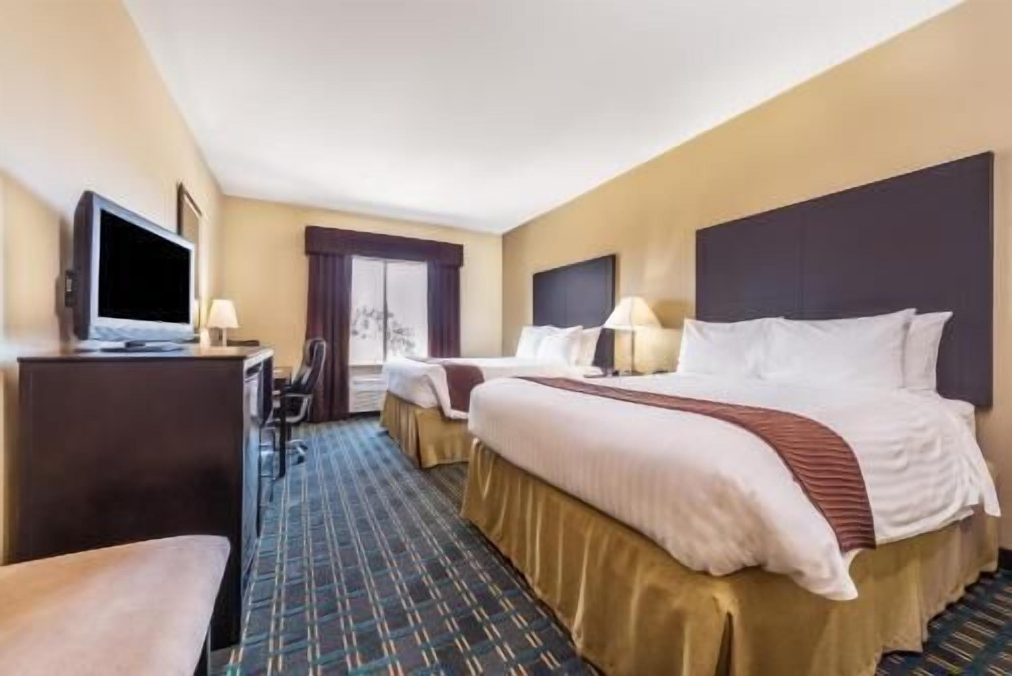 Ropa de cama de alta calidad, camas con pillow-top y escritorio 