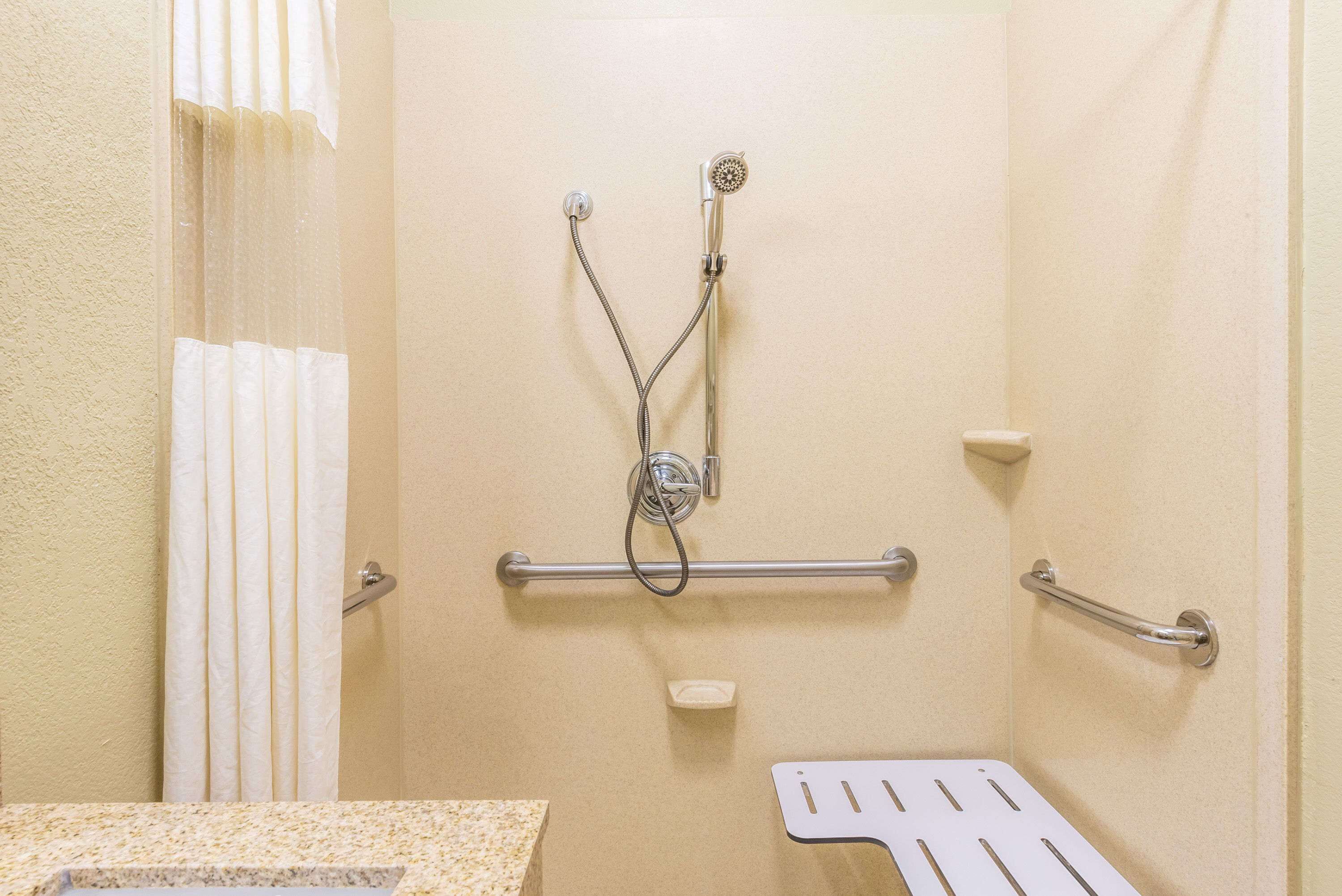 room, 1 king bed, accessible | bathroom | combined shower/bathtub, free toiletries, hair dryer, towels