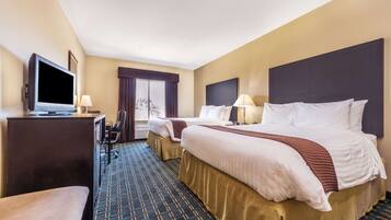 Luxe beddengoed, pillowtop-bedden, een bureau, verduisterende gordijnen