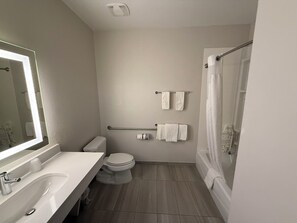 Combined shower/tub, free toiletries, hair dryer, towels