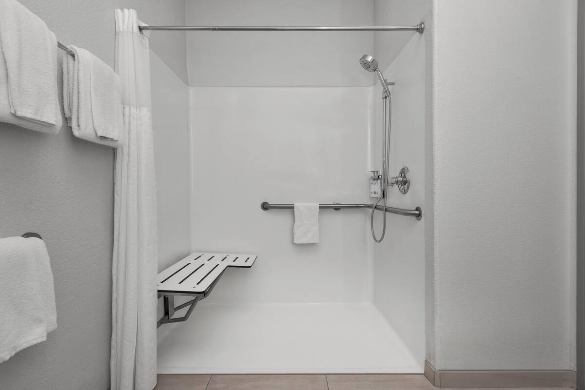 スイート ダブルベッド 2 台 バリアフリー (Mobility Accessible, Roll-In Shower) | デスク、アイロン / アイロン台、WiFi (無料)、ベッドシーツ