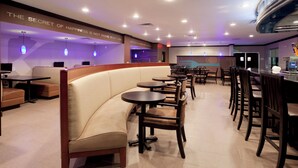A restaurant with booth seating, tables, and a bar area. - Holiday Inn San Antonio N - Stone Oak Area by IHG (San Antonio)