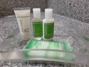 Combinazione doccia/vasca, asciugacapelli, asciugamani