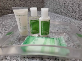 Bañera con ducha, secador de pelo, toallas