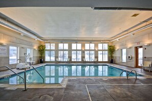 Indoor pool - Hyatt Place Chicago/Naperville/Warrenville (Warrenville)