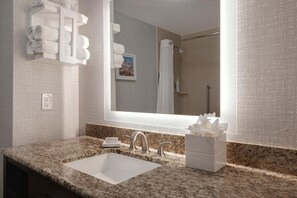 Combined shower/bathtub, eco-friendly toiletries, hair dryer, towels - Hampton Inn & Suites Shreveport/South (Shreveport)