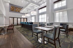 Café da manhã com buffet grátis todos os dias