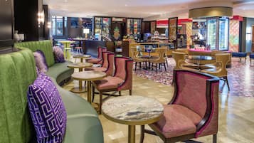 Café da manhã feito na hora todos os dias mediante uma taxa