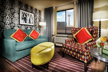 Premium bedding, down comforters, pillowtop beds, in-room safe at Staypineapple, The Maxwell Hotel, Seattle Center Seattle