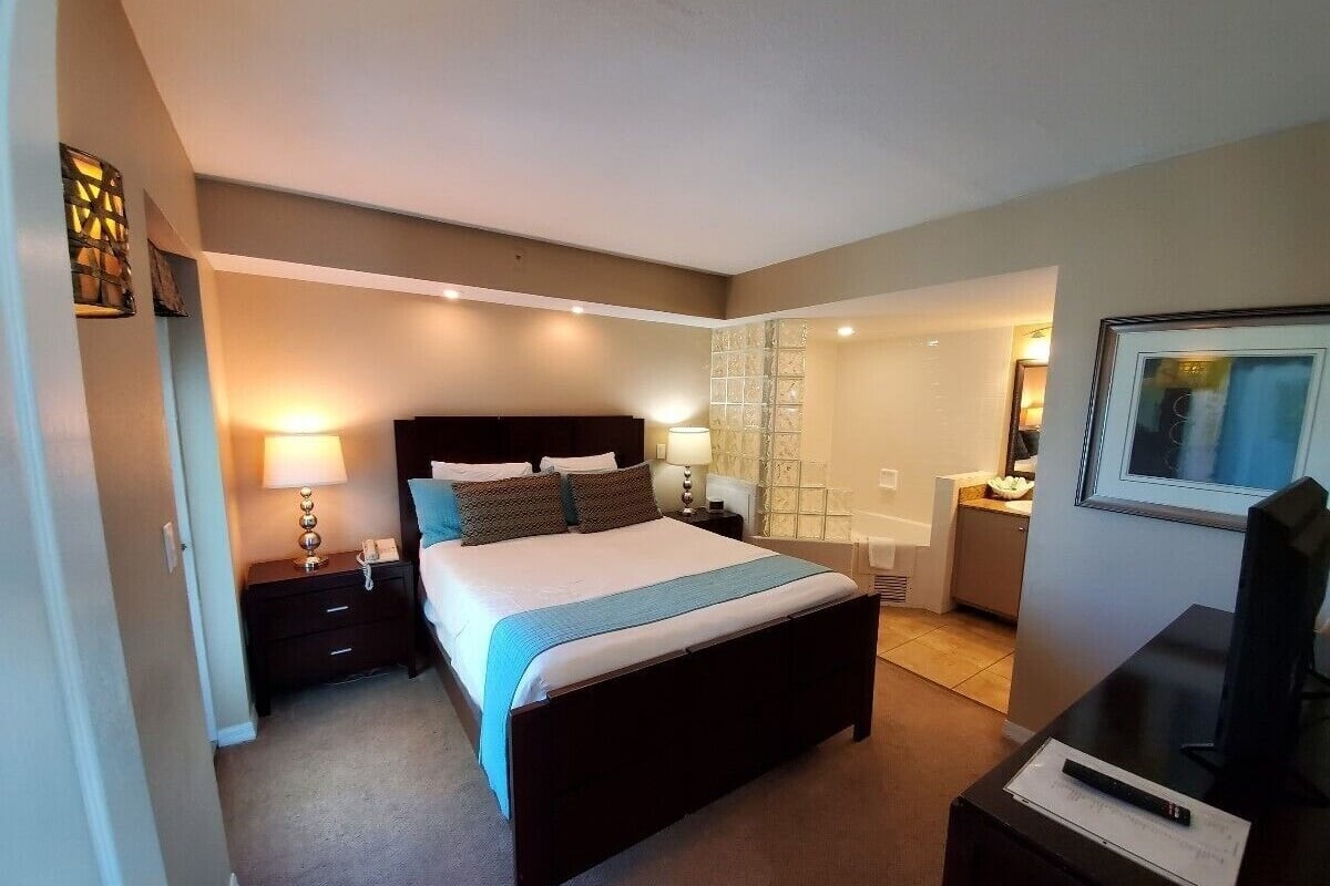 Bügeleisen/Bügelbrett, kostenloses WLAN, Bettwäsche, Wecker