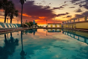 室外游泳池，開放時間為 09:00 至 22:00，提供泳池遮陽傘和日光浴躺椅