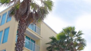 Un edificio de varios pisos con un letrero que dice 'Sea Shells Beach Club Hotel'.