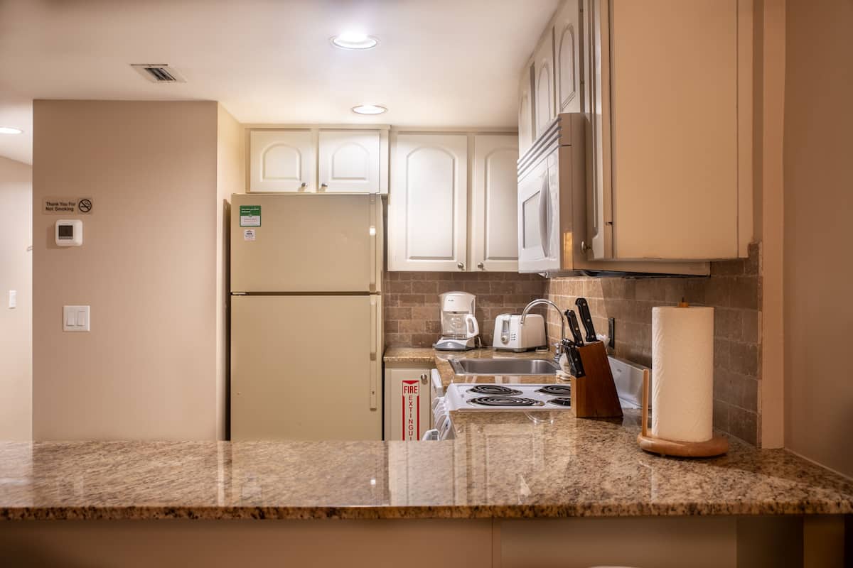 Refrigerador, microondas, cafetera y tetera y utensilios de cocina