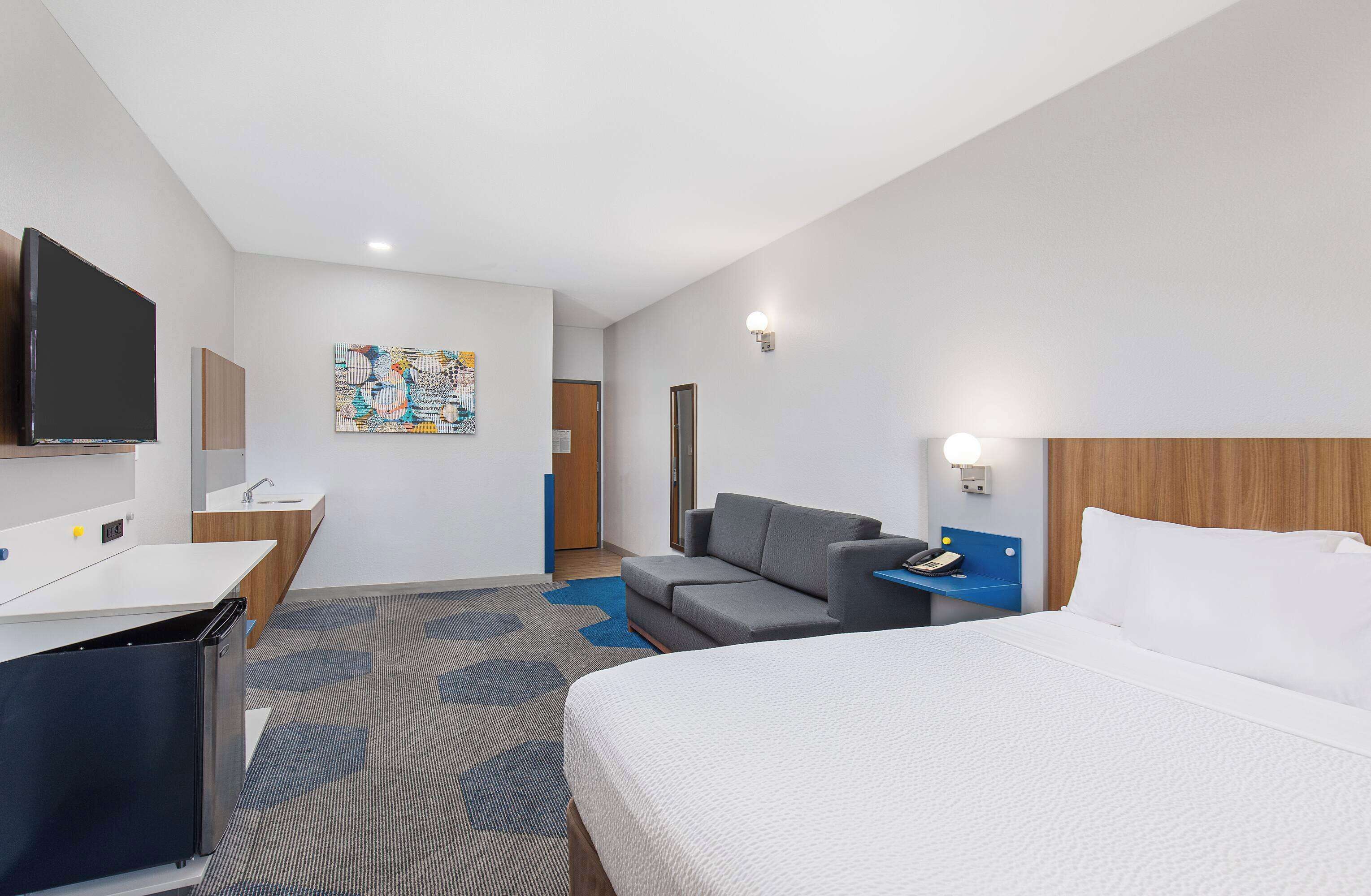 studio suite, 1 queen bed, non smoking | premium bedding, desk, blackout curtains, iron/ironing board