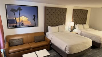 Kahden hengen standard-huone, useita sänkyjä, jääkaappi ja mikroaaltouuni | Työpöytä, kannettavalle tietokoneelle sopiva työtila, äänieristys