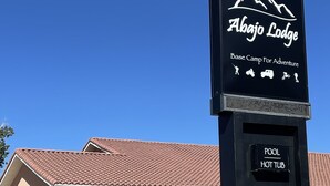 Placa para Abajo Lodge, indicando ser uma base de operações para aventura, com comodidades como piscina e banheira de hidromassagem.