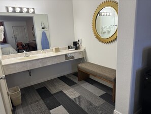 Standardzimmer, 1 King-Bett, Nichtraucher, Kühlschrank und Mikrowelle | Badezimmer | Duschwanne, Haartrockner, Handtücher, Seife
