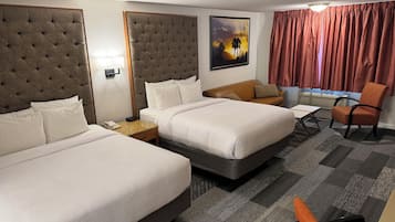 Phòng Deluxe, nhiều giường, không hút thuốc, tủ lạnh & lò vi sóng | Bàn, khu vực làm việc phù hợp cho laptop, phòng cách âm