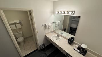 シャワー付き浴槽、ヘアドライヤー、タオル、石鹸