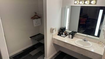 Deluxe kamer, meerdere bedden, niet-roken, koelkast en magnetron | Badkamer | Een bad/douchecombinatie, een haardroger, handdoeken, zeep