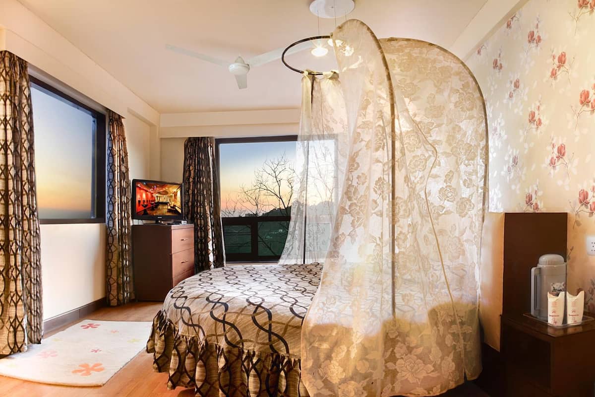 1 bedroom, in-room safe, desk, blackout curtains