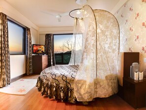 1 bedroom, in-room safe, desk, blackout drapes