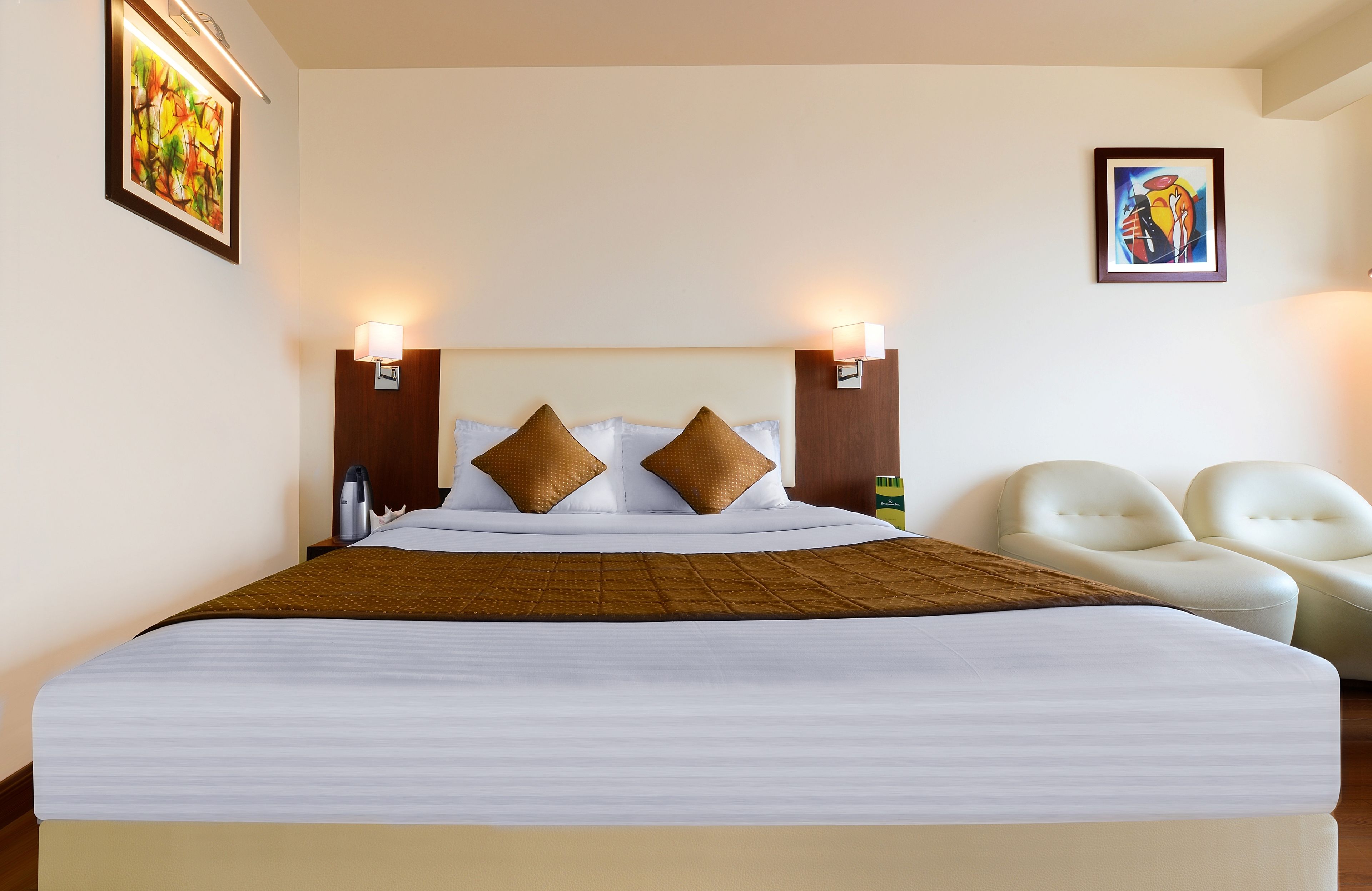 deluxe room, 1 queen bed, mountain view | 1 bedroom, in-room safe, desk, blackout curtains