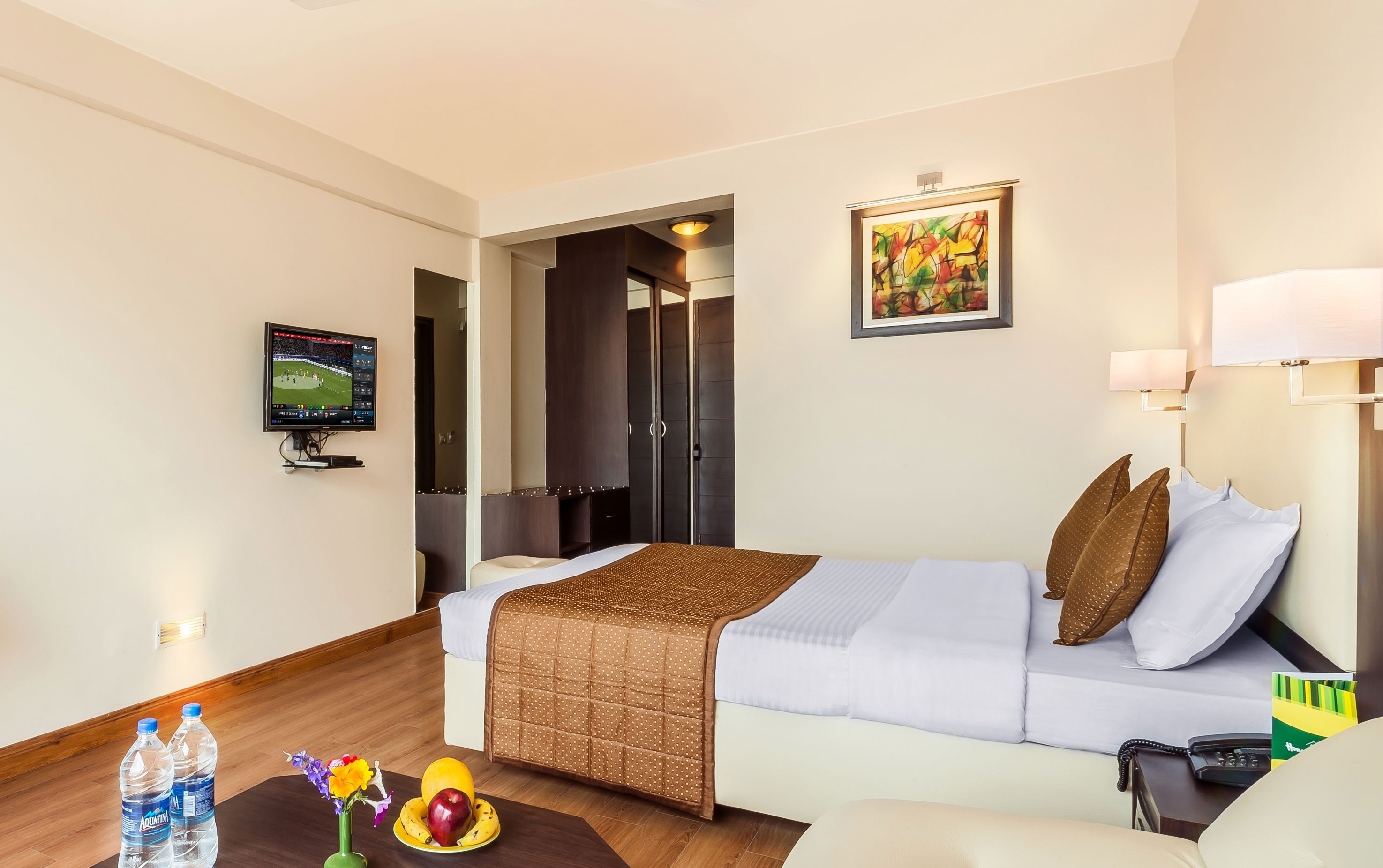 deluxe room, 1 queen bed, mountain view | 1 bedroom, in-room safe, desk, blackout curtains