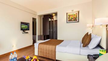 Deluxe-værelse - 1 queensize-seng - bjergudsigt | 1 soveværelse, pengeskab på værelset, skrivebord, mørklægningsgardiner