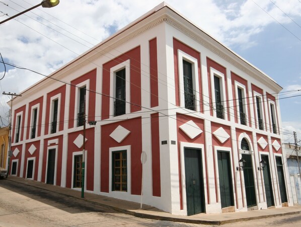 Vista frontal de la propiedad
