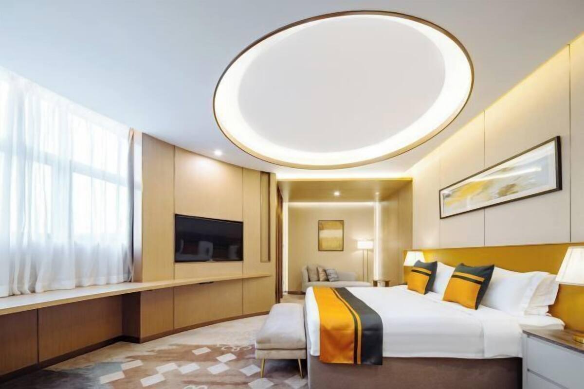 Minibar, in-room safe, alarm clocks