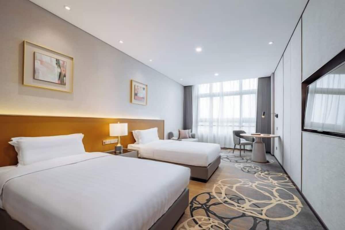 Minibar, in-room safe, alarm clocks