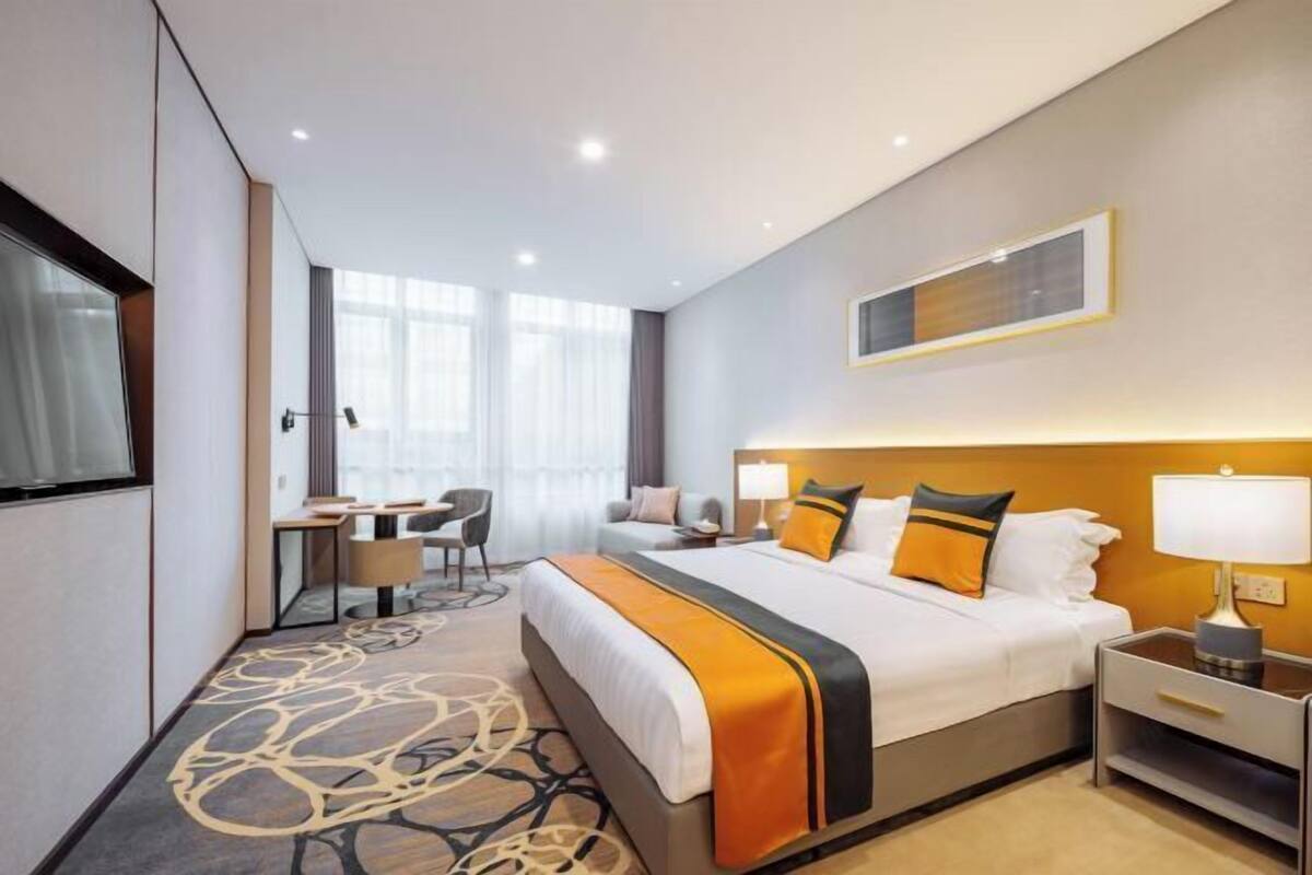 Minibar, in-room safe, alarm clocks