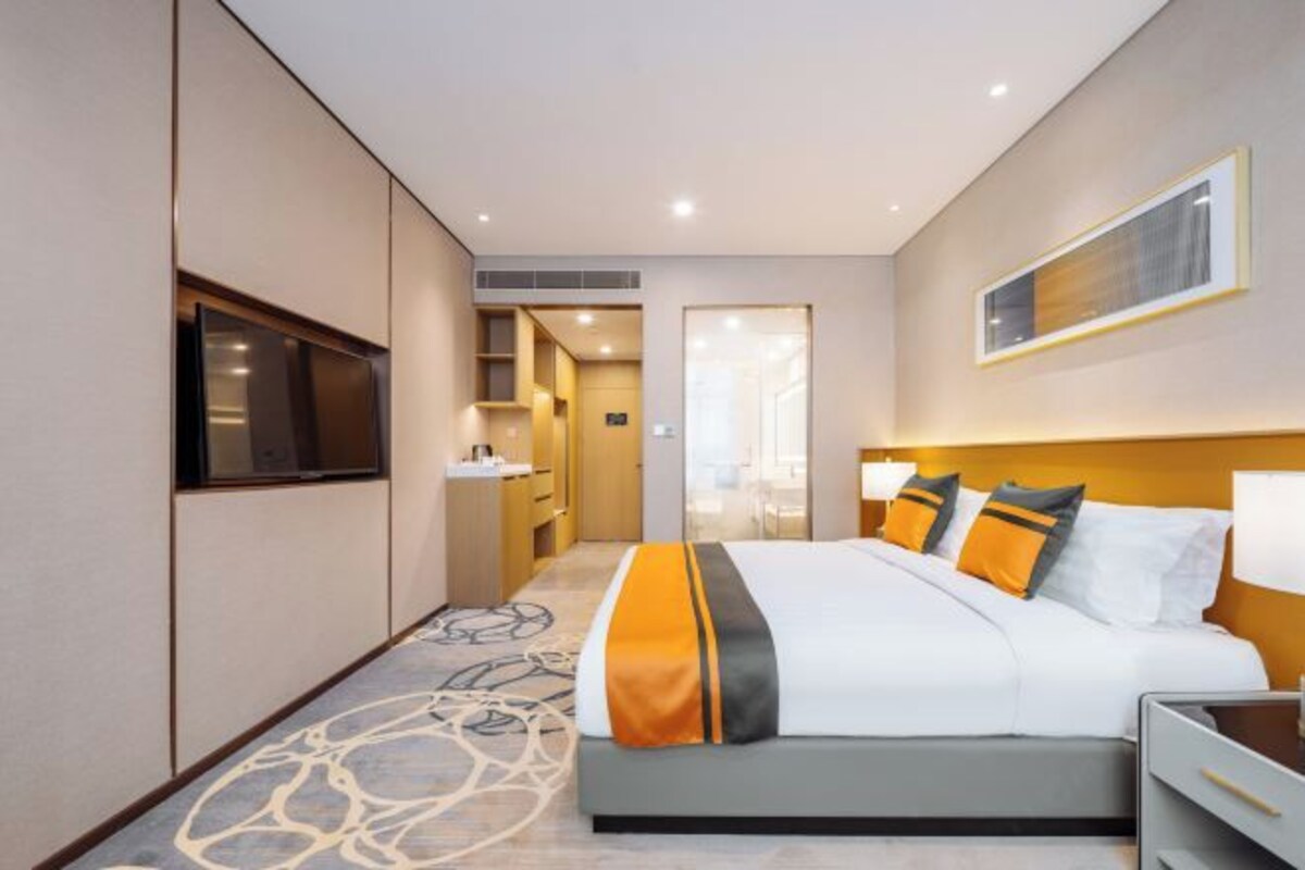 Minibar, in-room safe, alarm clocks