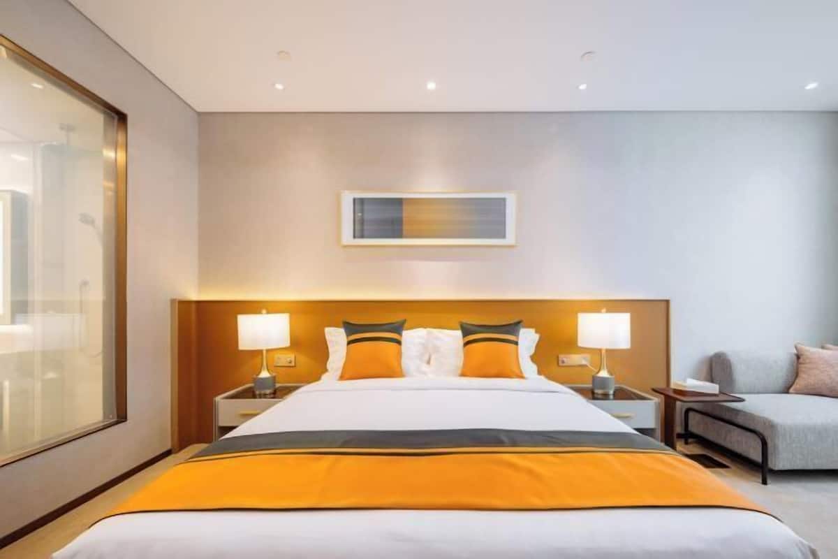 Minibar, in-room safe, alarm clocks
