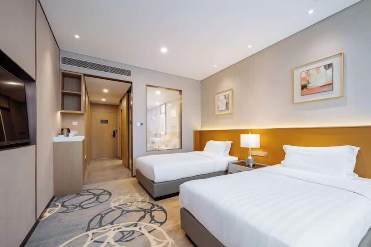 Minibar, in-room safe, alarm clocks