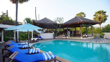 2 piscinas al aire libre, sillones reclinables de piscina