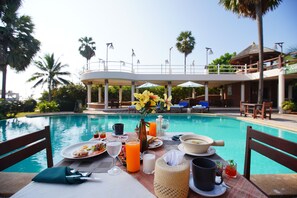 Breakfast, lunch, dinner served; Thai cuisine, beach views - Tanaosri Resort Pranburi (Pranburi)