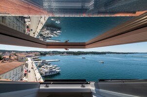 Minibar, caja de seguridad en la habitación y escritorio 