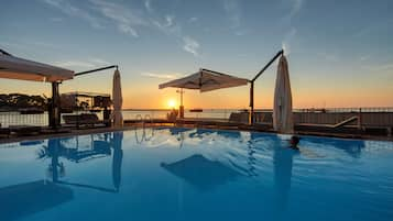 Una piscina al aire libre de temporada