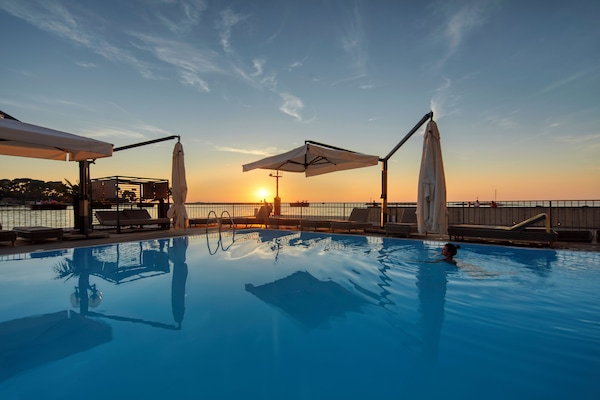 Una piscina al aire libre de temporada