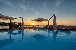 Útilaug sem er opin hluta úr ári