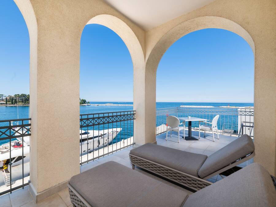 Junior Studio Suite, Sea View | Minibar, in-room safe, desk, laptop workspace